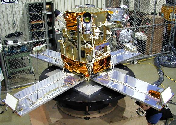 Il satellite Hete2 in fase di assemblaggio